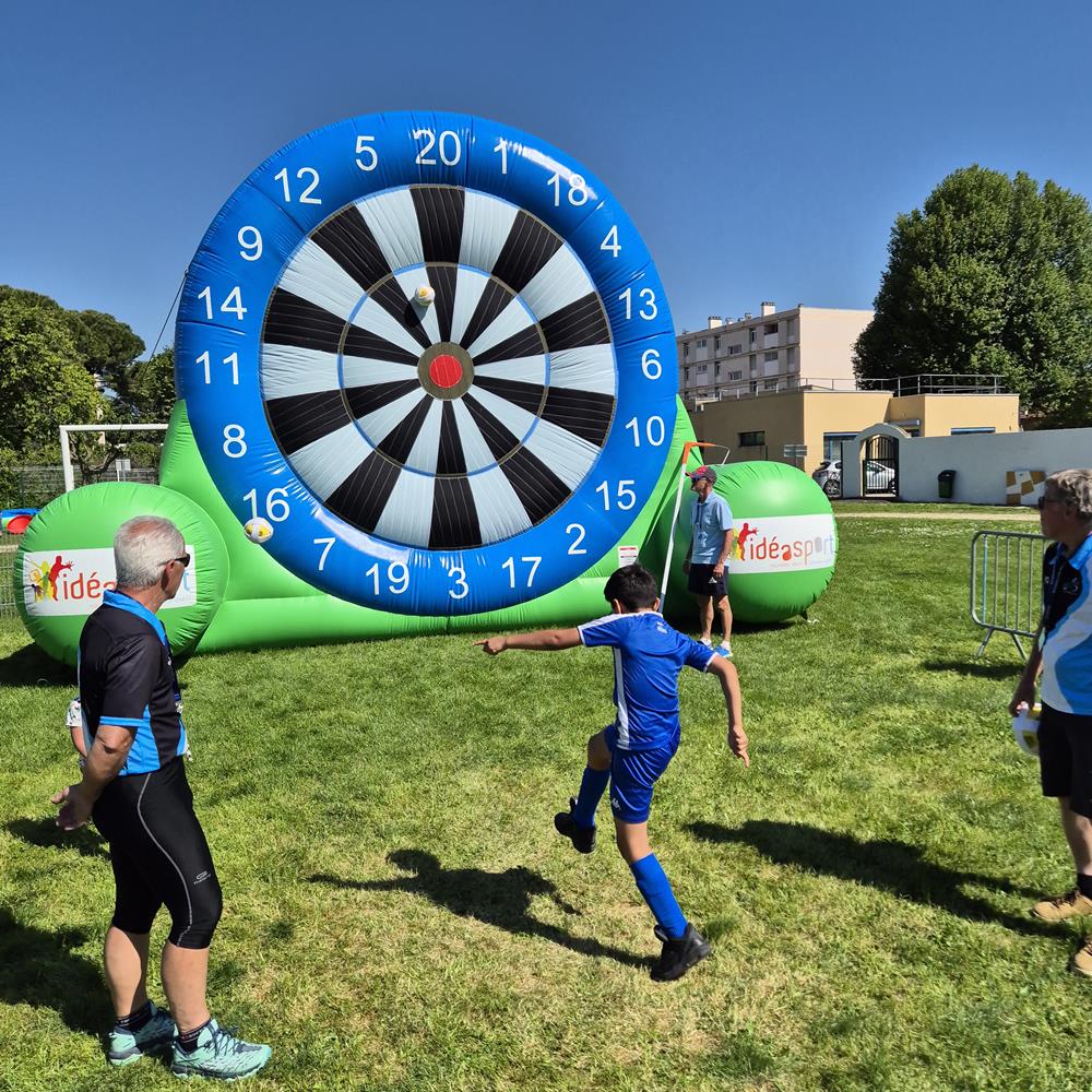Photo Animation Foot avec la Cible Géante lors de la fête du sport à Pierrelatte (26)