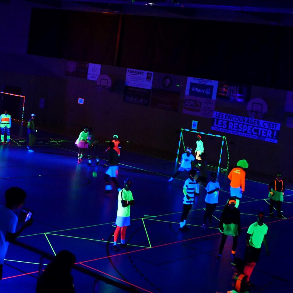 Photo Match de handball fluo dans le noir complet avec traçage luminescent au sol lors d'un évènement de club dans le Gard (30)